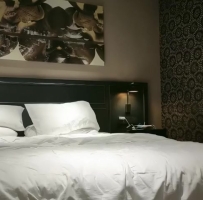白衣牛仔裤可爱小妹，一对大白兔很诱人，多姿势啪啪干爽他