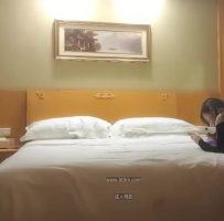 黑衣牛仔裤外围妹，舔屌口交后入抽动侧入大力猛操