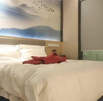 红衣牛仔裤短发美女，一对天然超大奶真吸睛，后入推车正对镜头看点满满