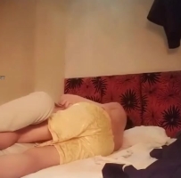 大姐奶子真好吃，让小哥掏出来左右开吃扒光了玩弄，口交大鸡巴主动上位