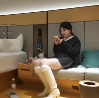 高颜值大长腿黑衣妹子，沙发调情再到床上骑乘快速抽插呻吟晃动奶子