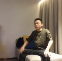 逼逼无毛黑衣外围妹，脱掉丁字裤掰穴揉搓妹子有点尴尬，深喉口交穿着高跟鞋抬腿侧入猛操