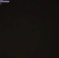 ❤️外公客厅看电视，孙子躲在厨房和妈妈瞎搞❤️