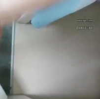 新版乱伦超刺激 妈妈在做午饭 淘气儿子J8上抹上风油精偷袭强操妈一线逼粉穴 后入撞击