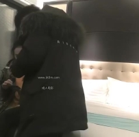 紧身裤圆圆脸美女外围，跪地口交，浴室舔B调情，镜头前后入快速抽插，美女大叫受不了