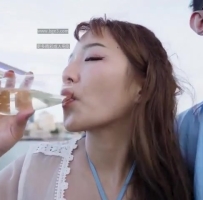 台湾网红AV女优【金宝娜】和她的朋友们坐船游玩并与船长发生了性关系