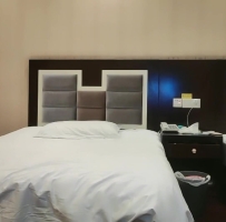 饥渴熟女酒店偷情私会帅气小伙啪啪打炮 主动吃鸡张开双腿给操干得高潮不断