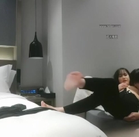 168CM高挑女神返场，一回生二回熟，这次更放的开，骚浪的很扶着屌插入，你这逼太紧了
