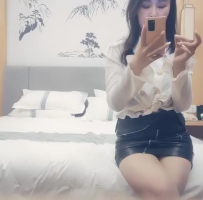 黑色皮短裙外围妹子，因为经济卡钱差点吵起来，逼毛修发型镜头前口交舔弄，双腿肩上扛猛操太厉害了妹子被操受不了
