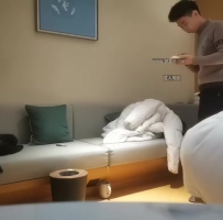 黑衣颜值美女，撅屁股正对镜头口交，床边啪啪，视角完美，软脚轩又浪费美女，没干几下就完了