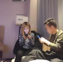 短发小美女，抬起屁股掰B特写，镜头前口交多姿势猛操