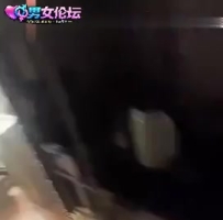 ❤️在老丈人床上爆操丈母娘，骚逼泛滥成灾，一插进去就忍不住的大声呻吟❤️