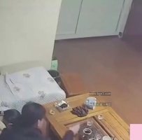 公公趁儿子不在与儿媳偷情乱伦