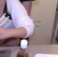 【你不是让我教你炒鸡蛋嘛！你怎么一直盯着我这俩个大奶蛋】你真的狗吃着碗里的还要盯着这里