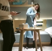 高人气外围小姐姐，苗条美乳好身材，揉胸口交后入炮架子干爽她