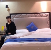 橙子哥 约炮可爱大二学妹_身材娇小_侧入后入深插_粉嫩骚穴要被操肿了
