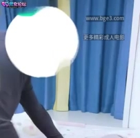 把她穿的瑜伽裤和内裤脱下来 内裤上已经湿了 感觉就是大姨妈来 之前性欲高涨 我被她操