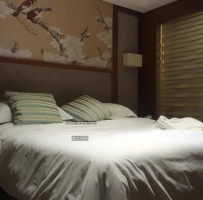 黄衣短裙白皙少妇，灯光太亮纠结半天开干，后入大奶正对镜头晃动