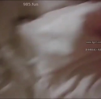 ★【网曝乱伦流出】真实姐弟乱伦，弟弟趁姐姐喝醉的时候直接把鸡巴硬塞嘴里★