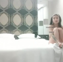 晨战骚女，现金支付数完钱开操，花臂纹身骑上来自己动，打桩机操的屁股抖动起来
