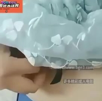 →→户外墨出喷水合集，老师趁着学生上自习课在讲台上偷偷自慰