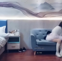 都市时尚妹，跪着卖力口交，扯头发后入抽插，呻吟不断