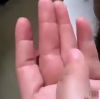 母子乱伦，妈妈当着儿子面自慰乱伦