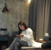 白衣花臂外围妹，微胖小肥臀，后入侧入撞击爽点满满