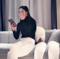 高价网约车模，女神貌美肤白大长腿，对着镜子后入搔首弄姿真是个小尤物