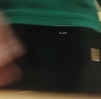 2000约卡哇伊小嫩妹，观众强烈要求留下，娇小玲珑还戴个眼镜，小骚货脱光衣服变身淫娃很精彩
