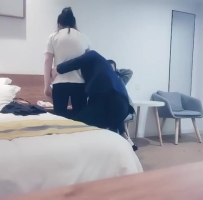 高价双飞场，左拥右抱一起舔弄翘起屁股轮着操精彩刺激