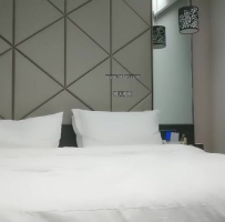 大长腿极品颜值肉感美女，圆润肥臀把脸埋在里面，激情猛操把美女操的舒服了