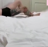姐弟乱伦姐姐发现弟弟在房间看片打飞机要帮弟弟
