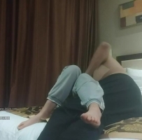 酒店约操良家骚女，掰开双腿摸穴，埋头舔屌活不错，怼着骚穴抽插