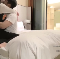 极品无毛一线天肥逼，翘着屁股舔弄舌吻后入侧入猛操