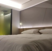 JK短裙网红脸美女，洗完澡跪地口交，床边猛操晃动奶子，搞得呻吟娇喘非常诱人