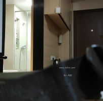 第二炮全力猛操，手指扣穴跳蛋震动玩弄，抬起双腿大力撞击，操爽了呻吟连连