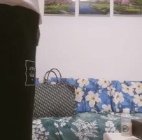 ❤️❤️网约JK嫩妹，两奶子刚好一手抓，骑身上大屌磨蹭小穴，流出水按头深喉，倒立69