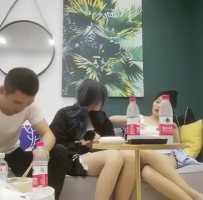 今晚再约两个漂亮妹子双飞，舔弄口交沙发上操骑坐抽插，妹子配合不行不想干了