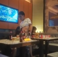 太刺激了!3对中年熟女夫妻KTV包厢现场脱下裤子口交，3对3共同开火疯狂操