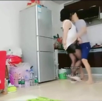 手机泄密东北母子乱伦被疫情憋疯的儿子一把抱住后入