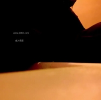 ❤️小少妇颇有几分姿色被干得娇喘阵阵花枝乱颤！黑裙被掀到腰间，白内衣卷起露出雪白大奶，躺在床上双腿高举被猛干！❤️