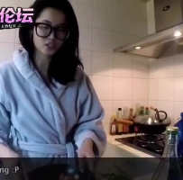 北京嫩模瑶瑶御姐范和男友厨房啪一边做菜一边被玩逼