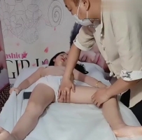【真实女子SPA】女子SPA养生馆被精湛的老技师摸到高潮七八次得知少妇与老公性生活不和谐，便提吊插入和老公通话的少妇