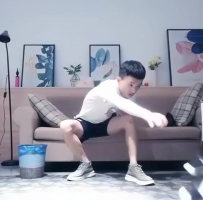 今晚约了个胸前纹身妹子，沙发调情蹲着口交再到床上玩猛操呻吟